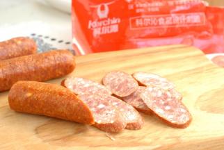 把牛肉肠切成斜刀片，这样是为了摆盘好看，当然，如果你不喜欢，也可以切成圆片。