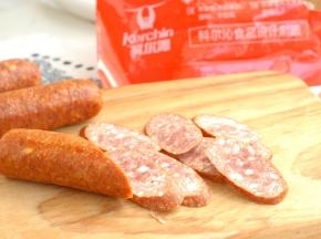 把牛肉肠切成斜刀片，这样是为了摆盘好看，当然，如果你不喜欢，也可以切成圆片。