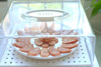 找一个平底儿的盘子，把牛肉肠摆在盘子周围，切下来的牛肉肠头尾部也别浪费掉，放在盘子中间。然后把盘子放进臻米蒸汽料理机，加入适量水，定时蒸5分钟。我用的是臻米蒸汽料理机，10秒钟就出热气，比普通锅要快30倍！没有就用普通锅也可以的。