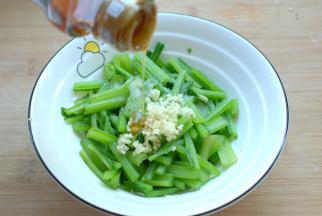 根达捞出来沥干水分，放在盆子中，加1小勺盐，放上蒜末，再加几滴香油，搅拌均匀。