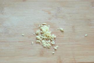 大蒜2瓣洗净切成蒜末，不喜欢吃蒜的也可以不放的哈。