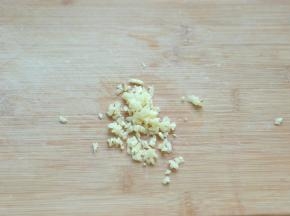 大蒜2瓣洗净切成蒜末，不喜欢吃蒜的也可以不放的哈。