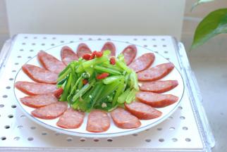 这时候牛肉肠也蒸好了，取出来，把拌好的根达菜放在盘子中间，点上几粒泡好的枸杞，一盘好吃好看、制作简单的根达牛肉肠就做好了，上桌开吃吧！