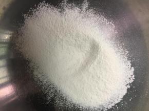 首先制作烫面戚风。低筋面粉过筛到一个干净的打蛋盆中。