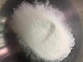 首先制作烫面戚风。低筋面粉过筛到一个干净的打蛋盆中。