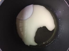 牛奶和玉米油倒入锅中，小火煮到70度时倒入低筋面粉中，边倒边搅拌至无干粉。