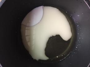 牛奶和玉米油倒入锅中，小火煮到70度时倒入低筋面粉中，边倒边搅拌至无干粉。