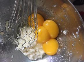 拌好的面糊加入蛋黄，用打蛋器搅拌均匀。