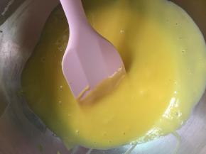 拌好的蛋黄糊很顺滑。