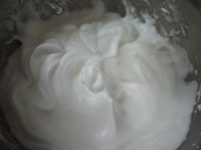 蛋清分三次加入40g砂糖，打发至弯钩状态。