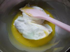 将3分之1的蛋白霜加入到蛋黄糊中，用切拌的方式拌匀。