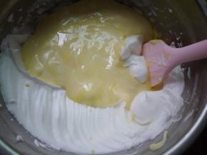 拌好的面糊倒入剩余的蛋白霜中。