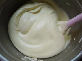 用切拌的方式把蛋糕糊拌好，拌好的面糊装入裱花袋。