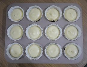 把蛋糕糊挤入到学厨12连模中，约6分满。