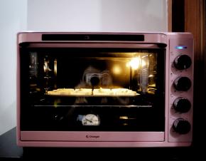 烤箱预热，上火140度，下火130度，中下层烘烤约35分钟。