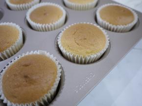 烤好的杯子蛋糕取出晾凉。