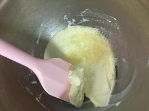把软化的奶油奶酪用刮刀拌至顺滑，加入40g淡奶油和20g砂糖拌匀。