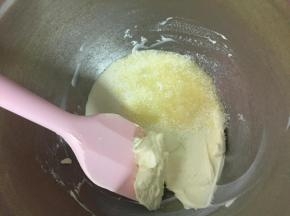 把软化的奶油奶酪用刮刀拌至顺滑，加入40g淡奶油和20g砂糖拌匀。
