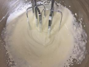 150g淡奶油用打蛋机打至6分发，把奶酪糊加入进去，继续打发至裱花状态。