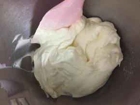 打发好的奶酪霜装入裱花袋备用。花嘴：惠尔通2D。