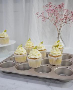 把奶酪霜挤在杯子蛋糕上。