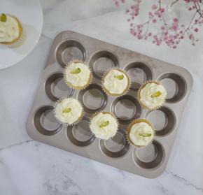 可以放水果，如芒果、草莓。我是就地取材放了青桔，也是很清新的感觉。