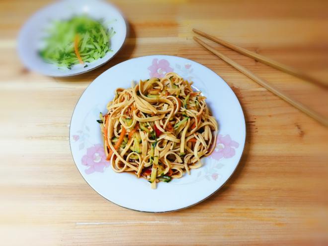 黄瓜凉拌百叶丝