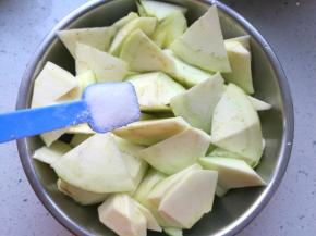 准备好所有的食材。先把圆茄子去掉外皮，切成坡刀块，放在一个大一点儿的盆子里，加入适量的盐，搅拌均匀，腌制1小时。中间要不时地搅拌两次。