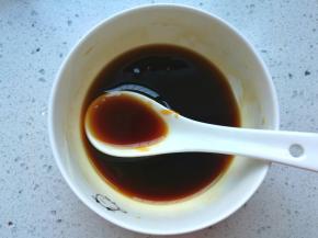 茄子腌制期间，我们来调一个碗汁，小碗内放入生抽、老抽、蚝油、白糖、鸡粉、玉米淀粉，混合搅拌均匀，待用。