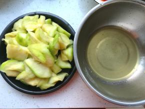 腌好的茄子用手挤出水分，经过这样处理的茄子非常软嫩，并且不吸油。