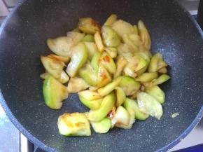 炒锅烧热，倒入适量的食用油，把腌制好挤出水分的茄子放进锅里，炒软，盛出来装盘待用。