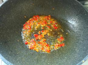 把锅刷洗干净，放一点点油，加入1勺剁辣椒，转小火，炒出香味，一定不要大火，会把剁辣椒炒糊的。剁辣椒的量根据自己的口味适当增减。