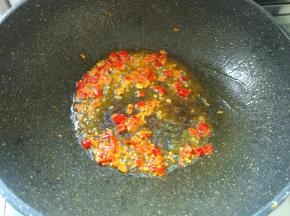 把锅刷洗干净，放一点点油，加入1勺剁辣椒，转小火，炒出香味，一定不要大火，会把剁辣椒炒糊的。剁辣椒的量根据自己的口味适当增减。