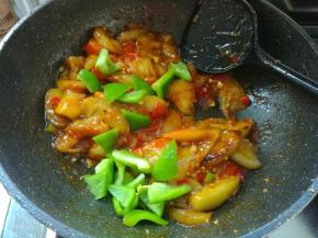翻炒均匀，出锅前，加入青椒块，炒匀后出锅装盘就好了。如果汤汁比较多，可以稍微加一点水淀粉调节。
