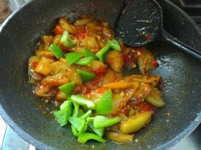翻炒均匀，出锅前，加入青椒块，炒匀后出锅装盘就好了。如果汤汁比较多，可以稍微加一点水淀粉调节。
