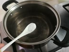 锅中水开放入一小勺盐