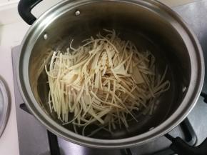 放入百叶丝烧开关火焖半小时