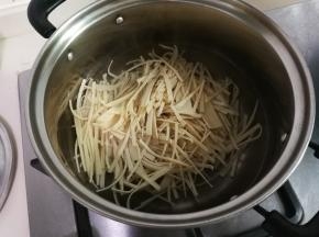 放入百叶丝烧开关火焖半小时