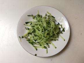 黄瓜洗净镲成丝
