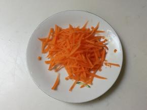 胡萝卜削去皮擦成丝
