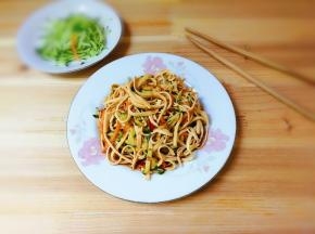 将百叶丝捞出来沥掉水，放入碗中作料拌匀装盘