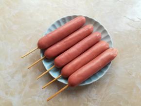 用竹签把热狗肠串好