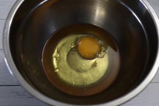 鸡蛋加入玉米油中