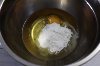 糖粉、细砂糖、和盐一起加入
