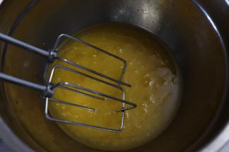 用电动打蛋器打蛋头搅拌几下，避免糖粉飞溅，低速打发到有明显纹路，无油花