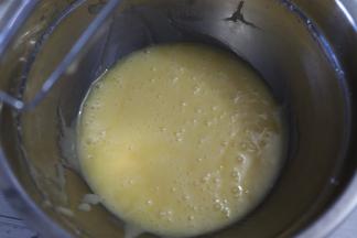 中途用刮刀把四周的刮下再打发