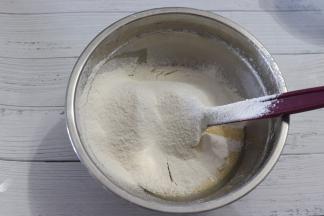 加入过筛后的低筋面粉