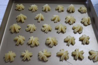 挤在不粘烤盘上，如果是自带盘，麻烦垫油纸、油布或者耐高温硅胶垫