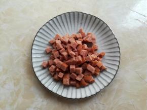 香肠切成玉米粒大小的颗粒，也可以换成火腿肠或者培根，虾仁之类的，喜欢什么就放什么
