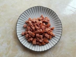 香肠切成玉米粒大小的颗粒，也可以换成火腿肠或者培根，虾仁之类的，喜欢什么就放什么